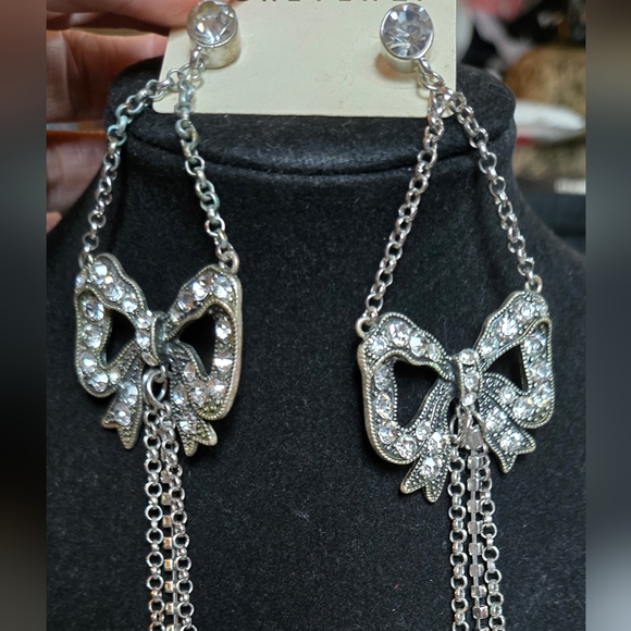 Forever 21 antiqued Rock-n-Roll bow earrings - Picture 5 of 10